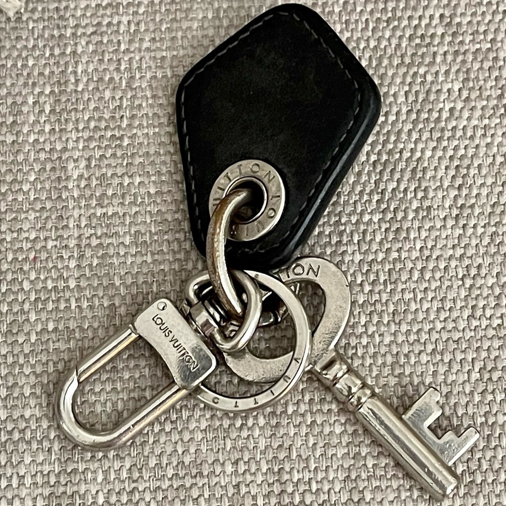LOUIS VUITTON💥RARE💥Leather Bag Charm & 🗝️Key Holder ViNTAGE AuThEnTiC⭐️COA⭐️
